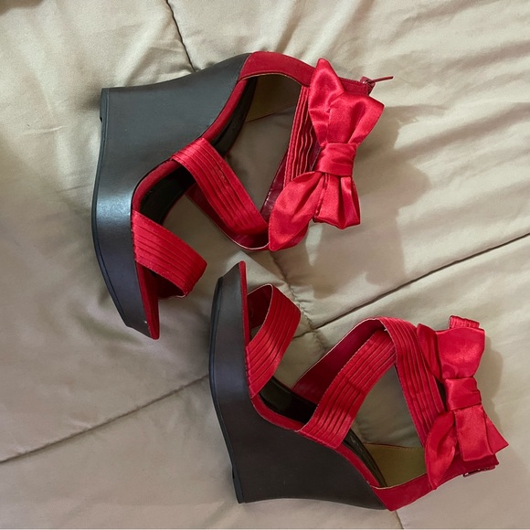 Gorgeous Christmas Red ankle strap bow wedges, 5/6”inches in height.Brand New - Picture 3 of 6